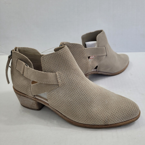 NWOT Dolce Vita Koree Ankle Booties Suede Light Taupe Grey Boots Shoes Size 8 - Picture 2 of 10
